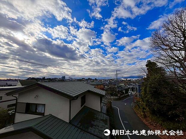 気持ちのいい空が見渡せる広いバルコニー。爽やかな風を感じて、心躍る素敵な暮らしがはじまります。