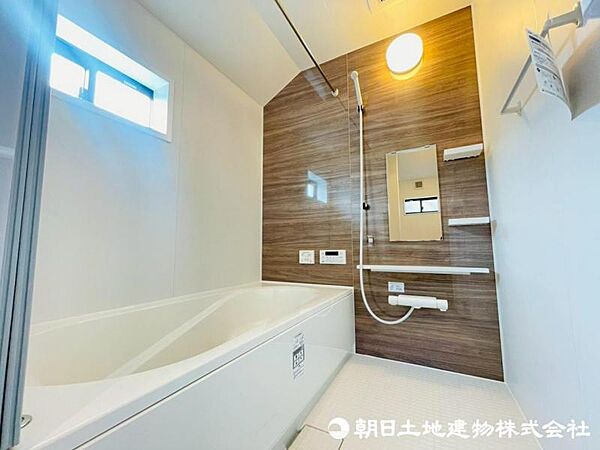 ゆったり入れる一坪バス。足を伸ばして入れるサイズは一日の疲れ癒すのに嬉しい広さですね。
