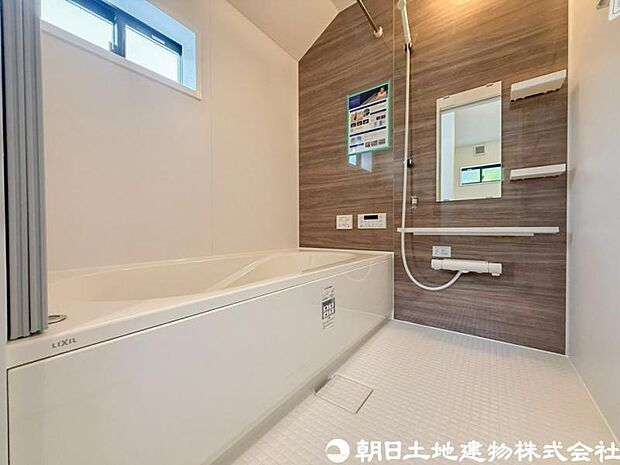 【浴室】ゆったり入れるバス。足を伸ばして入れるサイズは一日の疲れを癒すのに嬉しい広さですね。またお子様と一緒の入浴も充分な広さです。追い焚き機能や保温機能付きで快適なバスタイムをお楽しみください。