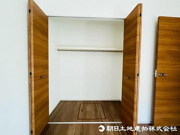 普段着やスーツはもちろんのこと、コート類などもしっかり掛けられます。