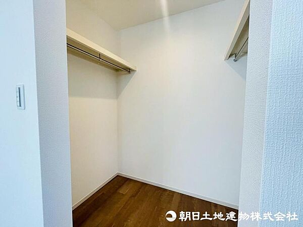 ウォークインクローゼット。衣類だけでなく、箱物や思い出の品もたっぷり収納できます。