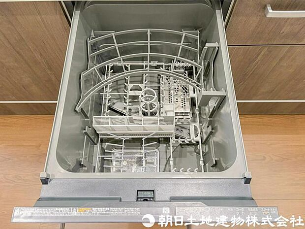 【食洗機】食器の出し入れがスムーズなスライドタイプ、節水効果だけでなく、効率的にセットできるスマートかつ食後のお片づけもスピーディーにできます。