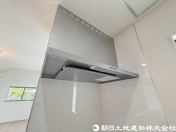 【レンジフード】レンジフードは調理中の煙や臭い、油分を強力に吸引・排気し、キッチンを清潔で快適な空間に保ちます。掃除しやすい設計のものならお手入れも簡単です。