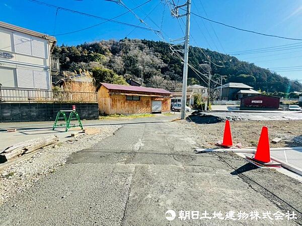 前面道路も幅員があり車の運転も安心！前面道路は閑静な住宅地で車通りの少ない道路です。