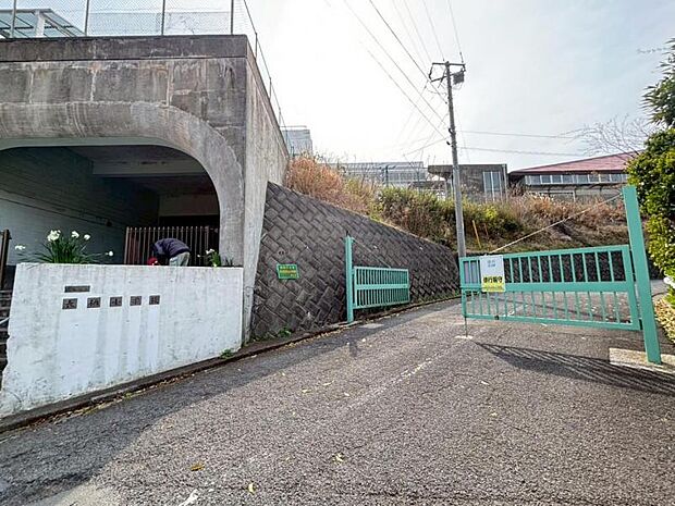 長柄小学校まで約1300m