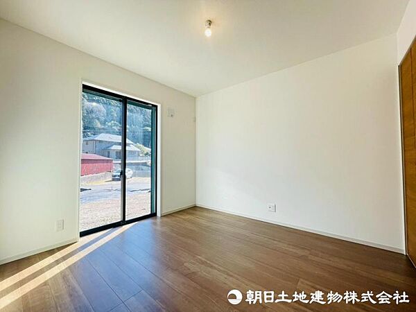 時を忘れて過ごす場所として過ごせるお部屋。大きな窓から明るい光がたっぷり差し込みます。
