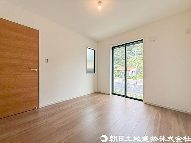 【洋室】シンプルで使いやすい洋室は、主寝室や子ども部屋、書斎などライフスタイルに合わせて多彩に活用いただけます。