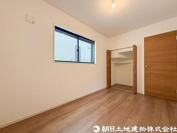 【洋室】落ち着きある雰囲気の洋室は、ゆったりとくつろげる住空間。収納もしっかり備え、室内をすっきり保てます。