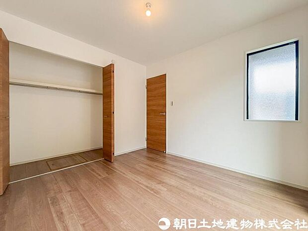 【洋室】光が取り込みやすい採光の居室。しっかりとした大きさのクローゼットを完備し、収納スペースも十分。初めてのお子様にとっての自分の部屋 学習デスクやベッドの配置もラクラクです。