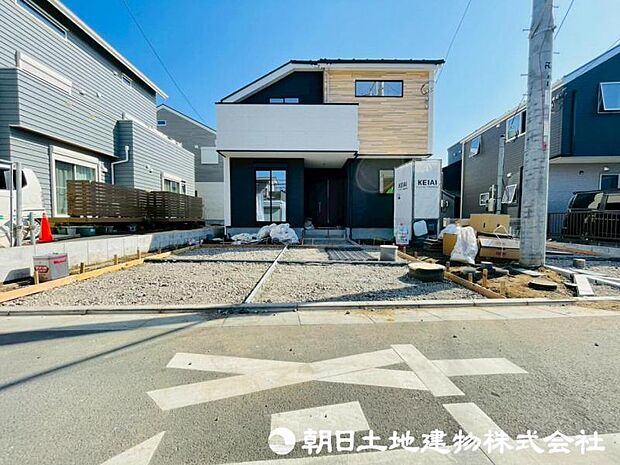 1号棟【外観写真】彩られた街区に現出する建物は、ここに住まう方々へ余すこと無く太陽の恵みを届けられるように計画・設計されております。