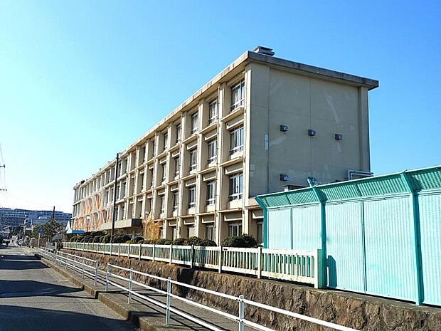 羽鳥小学校約690ｍ、お子さまを育むのに向いた立地です自然豊かな通学路は嬉しい