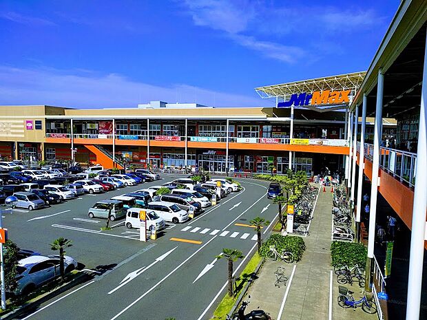 ミスターマックスショッピングセンター約690ｍ、ショッピングセンターを利用できる環境は贅沢な住環境ですねご家族様で気軽に利用できる距離感は嬉しいテナント施設豊富！