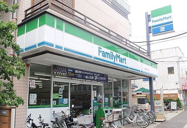 ファミリーマート約350ｍ。日々の生活に役立ちそうな近さと商品豊富な品揃えは嬉しいコンビニエンスストアまで徒歩圏内