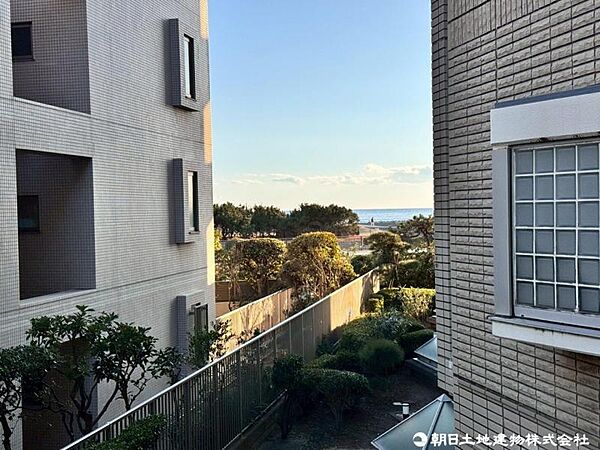 眺望バルコニーへ一歩外にでると伸び伸びとした雰囲気と空気を感じられそうなロケーションと相模湾がみえるのは魅力的。
