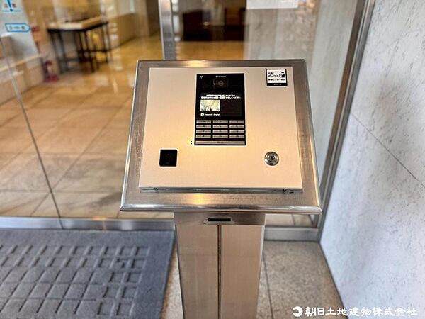 玄関のドアを開けることなく来客の顔や声を確認できるため、トラブルの防止につながります。訪問販売や不審者との接触を避けることが可能です。