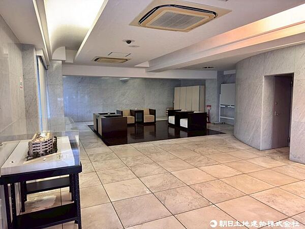 エントランスの一部ともいえるロビー。広々としていて明るいロビーは、マンションを上品に魅せる外せない空間です。