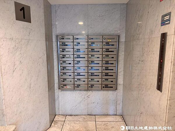 マンション共有部集合ポスト。わかりやすい住戸数で簡単にご自身のものだとわかりやすいポスト配置はラクラクです。