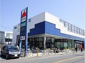 たまやスーパー約580m。々の生活に役立ちそうな距離感と商品豊富な品揃えは嬉しいスーパーまで徒歩圏内