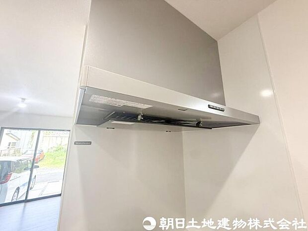 【レンジフード】レンジフードは調理中の煙や臭い、油分を強力に吸引・排気し、キッチンを清潔で快適な空間に保ちます。掃除しやすい設計のものならお手入れも簡単です。
