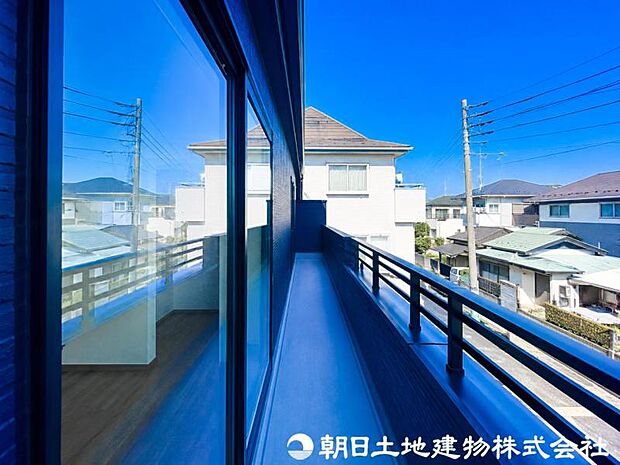 【バルコニー】大きく面したバルコニーは太陽の温かな温もりをめいいっぱい受け止めてくれます。太陽の光と爽やかな風を受けたお洗濯物はあっという間に乾き、取りこむ時には太陽の匂いを感じられそうですね。
