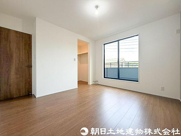 【洋室】落ち着きある雰囲気の洋室は、ゆったりとくつろげる住空間。収納もしっかり備え、室内をすっきり保てます。