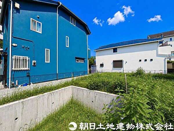 良好な住環境が保たれたエリア。低層の一戸建を中心とした街並みが整然と続き周辺は高い建物が建っておらず、採光や開放性に恵まれ、空が広く緑の多い閑静な趣を感じる環境です。