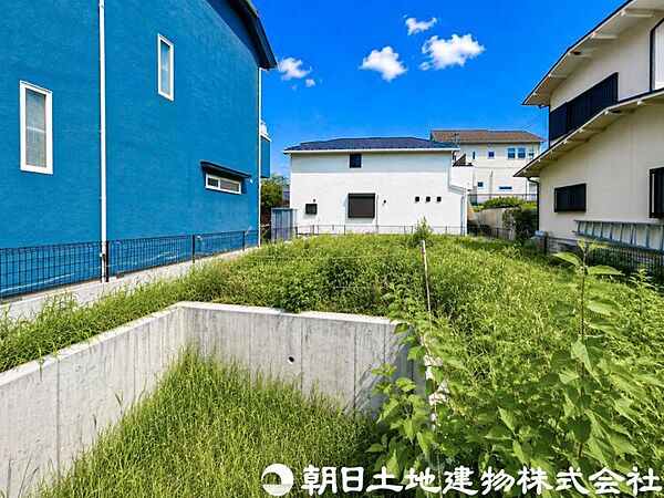 毎日のお散歩も快適な緑に恵まれたエリアは伸び伸びスローライフを叶えてくれます。自然豊富な季節の移ろいを身近に感じられる環境でストレスフリーな生活をお送りください。