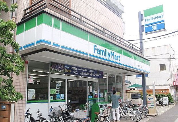 【ファミリマート】約190m日々の生活に役立ちそうな近さと商品豊富な品揃えは嬉しいコンビニエンスストアまで徒歩圏内