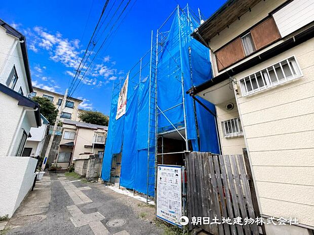 毎日のお散歩も快適な緑に恵まれたエリアは伸び伸びスローライフを叶えてくれます。自然豊富な季節の移ろいを身近に感じられる環境でストレスフリーな生活をお送りください。