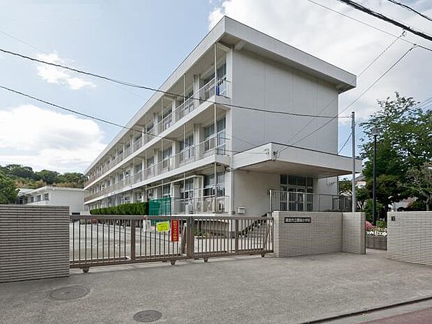 【腰越小学校】約690ｍ学童方針は、全児童が放課後を安全・安心に過ごし、学年を超えた交流や多様な体験活動を通じて豊かな時間を過ごすことです。