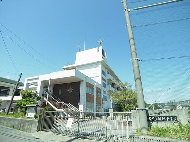 【腰越中学校】約920ｍ生徒の主体的な学びを重視し、デジタル技術を活用した教育環境（ミライタッチ、可動式デスクなど）を整備して、対話的で能動的な授業を展開しています。