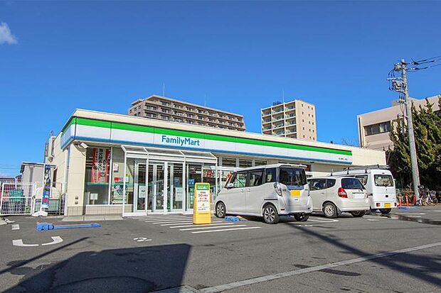 【ファミリマート】約390ｍ日々の生活に役立ちそうな距離感と商品豊富な品揃えは嬉しいファミリマートまで徒歩圏内