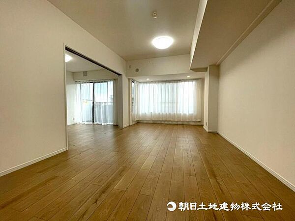 ナチュラルな内装デザインが心地よいリビング。家具配置もしやすく、ライフスタイルに合わせた空間づくりが楽しめます。