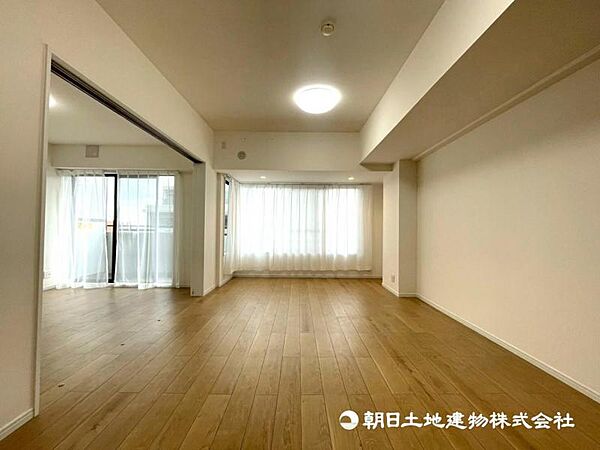 家族が自然と集まる開放感のあるリビング空間。大きな窓から心地よい陽光が差し込み、明るく快適な毎日を演出します。