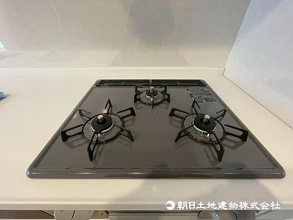 3口コンロは同時に複数の調理ができ、料理の効率がアップ。忙しい日でもスムーズに調理でき、家族分の食事準備も快適です。