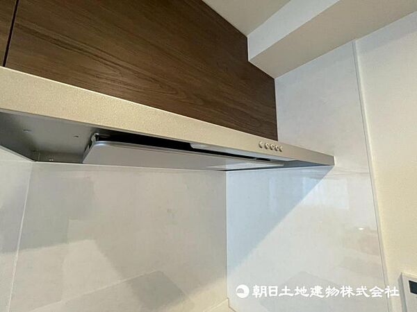 レンジフードは調理中の煙や臭い、油分を強力に吸引・排気し、キッチンを清潔で快適な空間に保ちます。掃除しやすい設計のものならお手入れも簡単です。