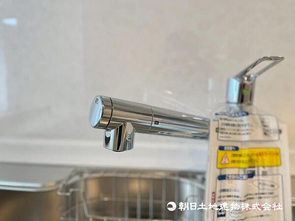 浄水器一体型水栓は、いつでもきれいな水が手軽に使え、料理や飲み水の品質がアップ。見た目もすっきりしてキッチンが快適になる人気の設備です。