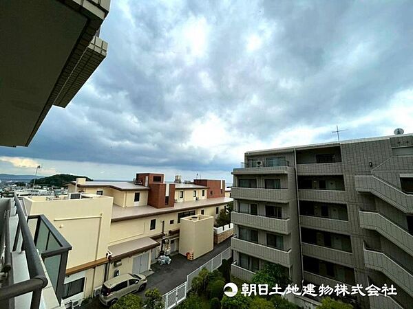 眺望バルコニーへ一歩外にでると伸び伸びとした雰囲気と空気を感じられそうなロケーションは嬉しい