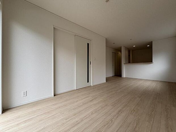 【リビング】ナチュラルな内装デザインが心地よいリビング。家具配置もしやすく、ライフスタイルに合わせた空間づくりが楽しめます。