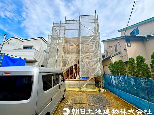 深く豊かな緑と爽快な空を感じるまさに湘南に暮らす心地よさを存分に堪能いただける邸宅です。