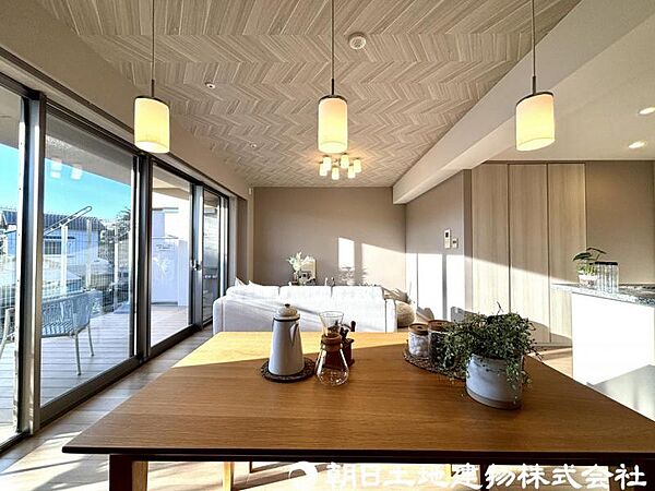 【リビング】オープンでのびやかな空間を生み出す、こだわりの広がりとゆとり、家族と過ごす時間を大切にしたい方に明るくゆとりある住空間です。南東側の窓からの日差しがリビングの隅々までしっかりと届きます!