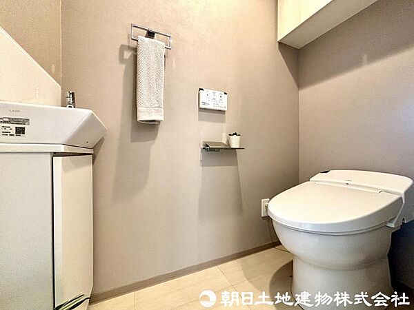 洗浄機能付き便座を標準装備。冬の寒い時期には暖房機能も活躍。快適にご利用いただけます。また、タンクのスペースでちょっとした収納を造作することも可能。トイレットペーパーなど効率的に収納できます。