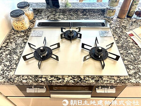 【コンロ】3口コンロは同時に複数の調理ができ、料理の効率がアップ。忙しい日でもスムーズに調理でき、家族分の食事準備も快適です。