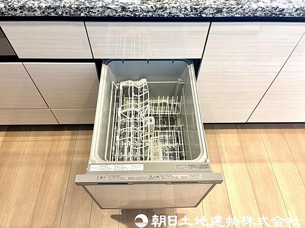 【食洗機】食器の出し入れがスムーズなスライドタイプ、節水効果だけでなく、効率的にセットできるスマートかつ食後のお片づけもスピーディーにできます。