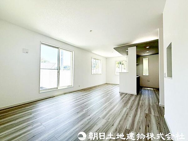 【リビング】明るく開放的なリビングは、休日にゆったり過ごしたくなる心地よい空間。ご家族の会話も自然と弾みます。