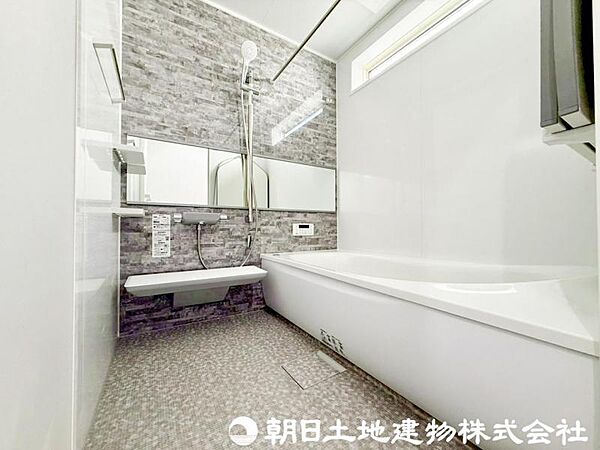 【浴室】冬の予備暖房でヒートショックなど温度差による身体への影響も軽減。家族全員の健康も守るシステムバスです