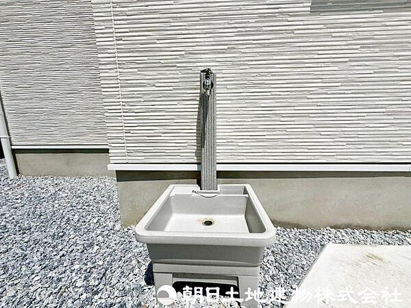 【食洗機】食器の出し入れがスムーズなスライドタイプ、節水効果だけでなく、効率的にセットできるスマートかつ食後のお片づけもスピーディーにできます。