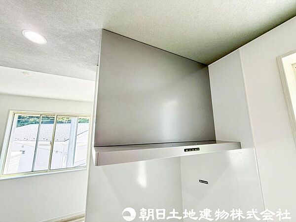 【レンジフード】レンジフードは調理中の煙や臭い、油分を強力に吸引・排気し、キッチンを清潔で快適な空間に保ちます。掃除しやすい設計のものならお手入れも簡単です。