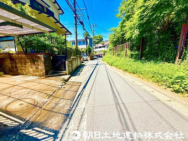 【前面道路】前面道路は車通りも少なく小さなお子様がいるご家庭でも安心です