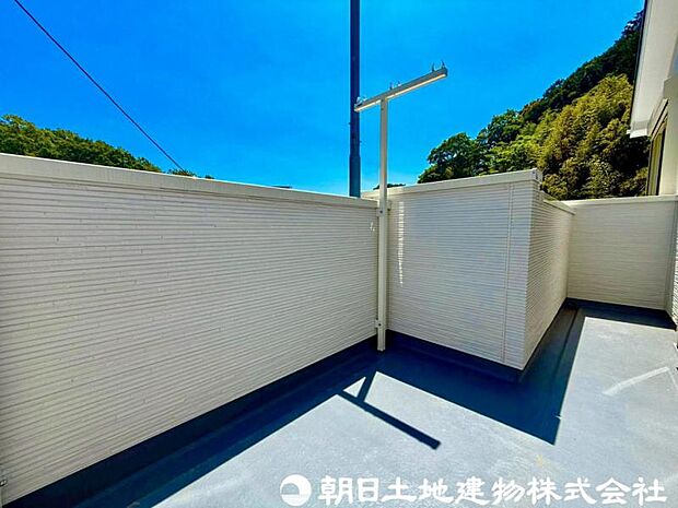 【バルコニー】大きく面したバルコニーは太陽の温かな温もりをめいいっぱい受け止めてくれます。太陽の光と爽やかな風を受けたお洗濯物はあっという間に乾き、取りこむ時には太陽の匂いを感じられそうですね。
